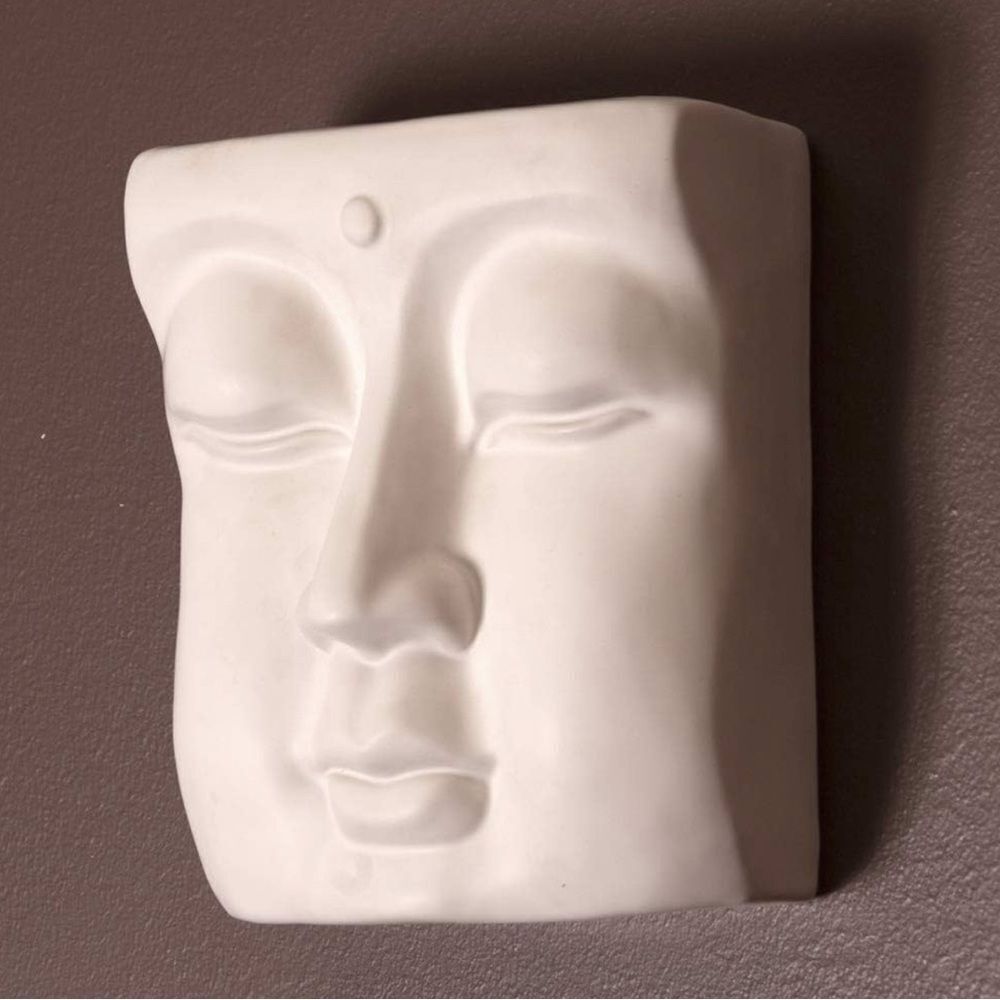 HOWARD ELLIOTT Peaceful Buddha Fave Wall Vase Decor Sculpture. 9” x 8” NWT